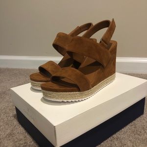 Caslon Jillien Wedge Sandal in cognac